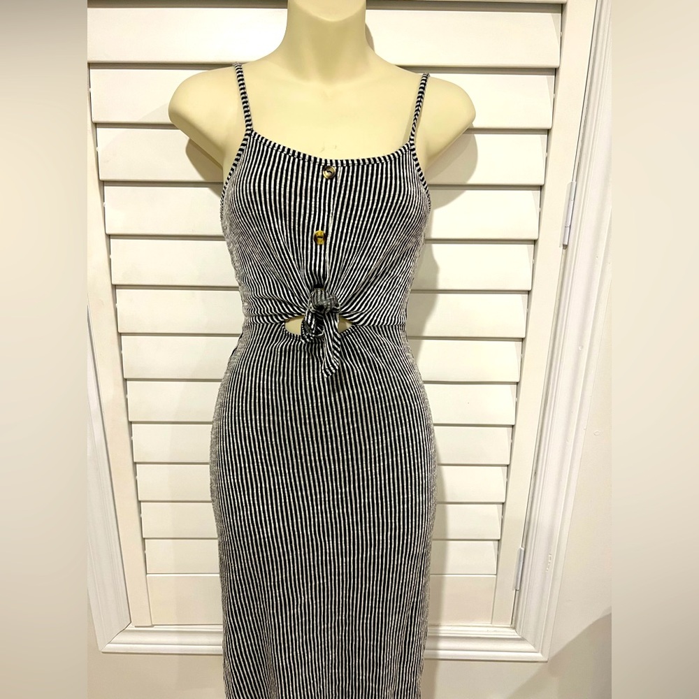 Cotton midi dress with cutout